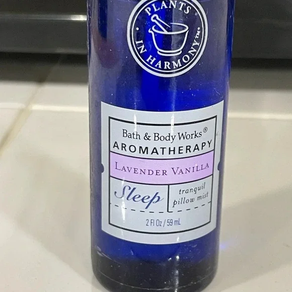 Bath and Bodyworks aromatherapy lavender vanilla pillow mist travel size calm - Picture 2 of 4